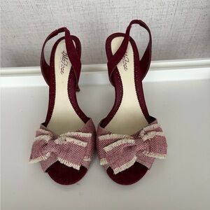 Lela Rose Burgundy and Pink Open-Toe Slingback Heels with Frayed Bow